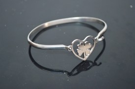 Pulsera acero rigida corazon con trebol.jpg